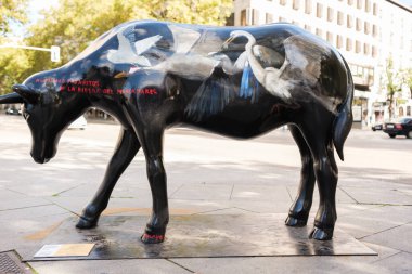 İnek şeklinde bir heykel Madrid İnek Galerisi 'nde yapıldı, 3 noviembre, 2024, Madrid, İspanya. Madrid Cow Galerisi, Galeria Jorge Alcolea ve Madrid Belediye Binası 'nın yer aldığı şehir sergisi..