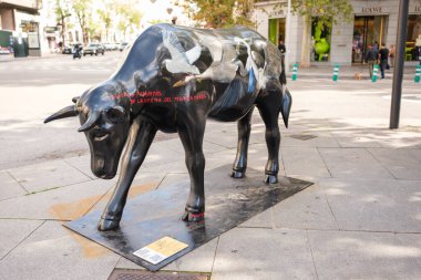 İnek şeklinde bir heykel Madrid İnek Galerisi 'nde yapıldı, 3 noviembre, 2024, Madrid, İspanya. Madrid Cow Galerisi, Galeria Jorge Alcolea ve Madrid Belediye Binası 'nın yer aldığı şehir sergisi..