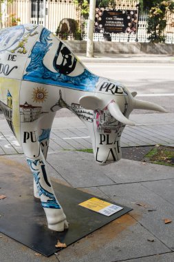 İnek şeklinde bir heykel Madrid İnek Galerisi 'nde yapıldı, 3 noviembre, 2024, Madrid, İspanya. Madrid Cow Galerisi, Galeria Jorge Alcolea ve Madrid Belediye Binası 'nın yer aldığı şehir sergisi..