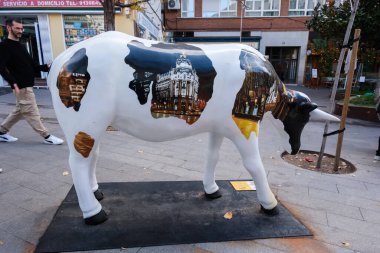 İnek şeklinde bir heykel Madrid İnek Galerisi 'nde yapıldı, 3 noviembre, 2024, Madrid, İspanya. Madrid Cow Galerisi, Galeria Jorge Alcolea ve Madrid Belediye Binası 'nın yer aldığı şehir sergisi..