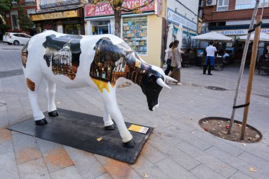 İnek şeklinde bir heykel Madrid İnek Galerisi 'nde yapıldı, 3 noviembre, 2024, Madrid, İspanya. Madrid Cow Galerisi, Galeria Jorge Alcolea ve Madrid Belediye Binası 'nın yer aldığı şehir sergisi..