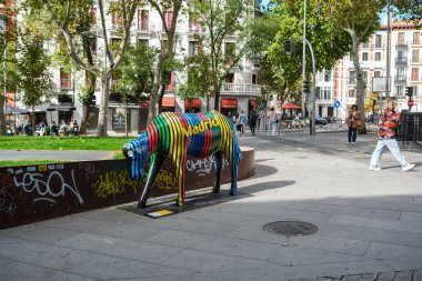 İnek şeklinde bir heykel Madrid İnek Galerisi 'nde yapıldı, 3 noviembre, 2024, Madrid, İspanya. Madrid Cow Galerisi, Galeria Jorge Alcolea ve Madrid Belediye Binası 'nın yer aldığı şehir sergisi..