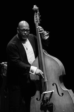 Amerikalı Christian Lee McBride, 7 Kasım 2024 'te İspanya' nın başkenti Madrid 'deki Conde Duque' da verdiği JAZZMADRID konserinde sahne aldı.