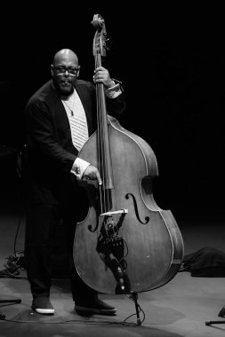 Amerikalı Christian Lee McBride, 7 Kasım 2024 'te İspanya' nın başkenti Madrid 'deki Conde Duque' da verdiği JAZZMADRID konserinde sahne aldı.