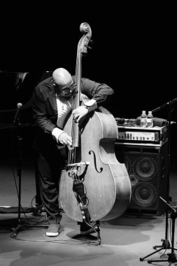 Amerikalı Christian Lee McBride, 7 Kasım 2024 'te İspanya' nın başkenti Madrid 'deki Conde Duque' da verdiği JAZZMADRID konserinde sahne aldı.