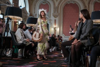 Madrid 'de 8 Kasım 2024' te DAVE tasarımı ile bir model Madrid 'de geçit töreni düzenler.