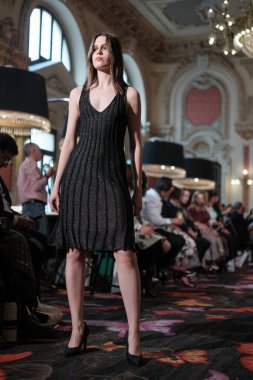 Madrid 'de 8 Kasım 2024' te DAVE tasarımı ile bir model Madrid 'de geçit töreni düzenler.