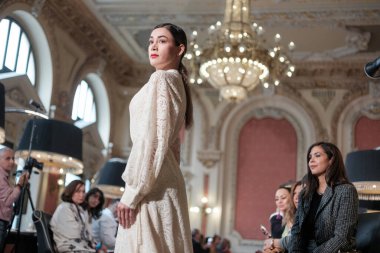 Madrid 'de 8 Kasım 2024' te DAVE tasarımı ile bir model Madrid 'de geçit töreni düzenler.