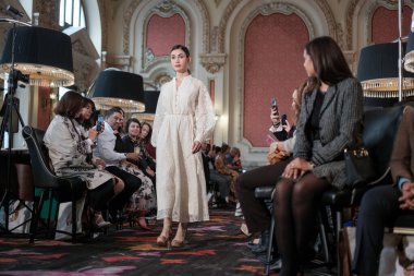 Madrid 'de 8 Kasım 2024' te DAVE tasarımı ile bir model Madrid 'de geçit töreni düzenler.