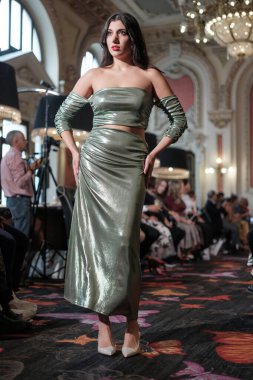 Madrid 'de 8 Kasım 2024' te DAVE tasarımı ile bir model Madrid 'de geçit töreni düzenler.