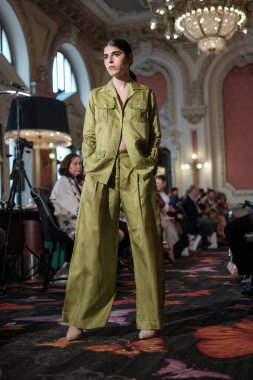 Madrid 'de 8 Kasım 2024' te DAVE tasarımı ile bir model Madrid 'de geçit töreni düzenler.