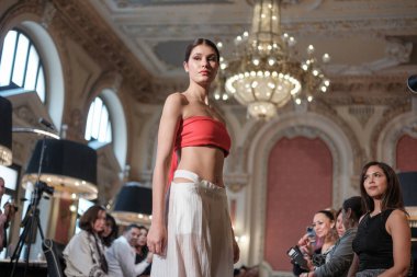 Madrid 'de 8 Kasım 2024' te DAVE tasarımı ile bir model Madrid 'de geçit töreni düzenler.