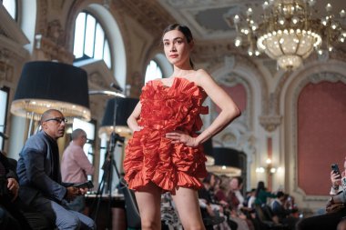 Madrid 'de 8 Kasım 2024' te DAVE tasarımı ile bir model Madrid 'de geçit töreni düzenler.