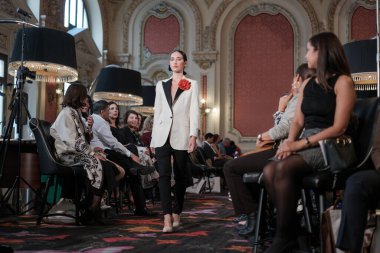 Madrid 'de 8 Kasım 2024' te DAVE tasarımı ile bir model Madrid 'de geçit töreni düzenler.