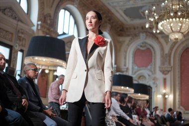 Madrid 'de 8 Kasım 2024' te DAVE tasarımı ile bir model Madrid 'de geçit töreni düzenler.