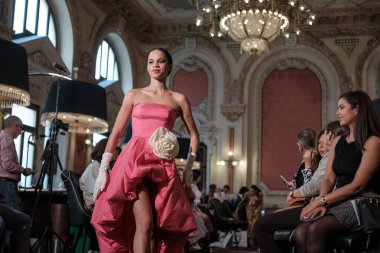 Madrid 'de 8 Kasım 2024' te DAVE tasarımı ile bir model Madrid 'de geçit töreni düzenler.