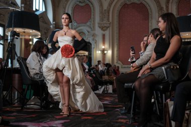 Madrid 'de 8 Kasım 2024' te DAVE tasarımı ile bir model Madrid 'de geçit töreni düzenler.