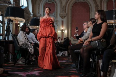 Madrid 'de 8 Kasım 2024' te DAVE tasarımı ile bir model Madrid 'de geçit töreni düzenler.