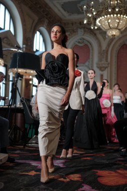 Madrid 'de 8 Kasım 2024' te DAVE tasarımı ile bir model Madrid 'de geçit töreni düzenler.