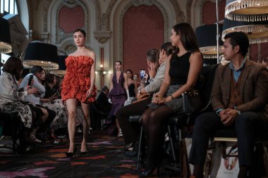 Madrid 'de 8 Kasım 2024' te DAVE tasarımı ile bir model Madrid 'de geçit töreni düzenler.