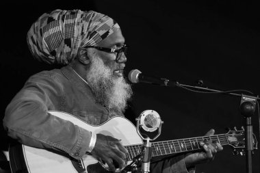 Amerikalı Corey Harris, 10 Kasım 2024 tarihinde İspanya 'nın başkenti Madrid' deki Conde Duque 'da verdiği JAZZMADRID konserinde sahne aldı.