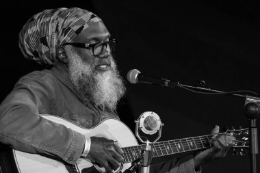 Amerikalı Corey Harris, 10 Kasım 2024 tarihinde İspanya 'nın başkenti Madrid' deki Conde Duque 'da verdiği JAZZMADRID konserinde sahne aldı.