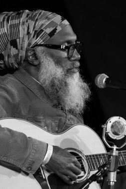 Amerikalı Corey Harris, 10 Kasım 2024 tarihinde İspanya 'nın başkenti Madrid' deki Conde Duque 'da verdiği JAZZMADRID konserinde sahne aldı.