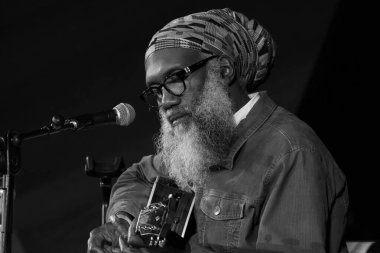 Amerikalı Corey Harris, 10 Kasım 2024 tarihinde İspanya 'nın başkenti Madrid' deki Conde Duque 'da verdiği JAZZMADRID konserinde sahne aldı.