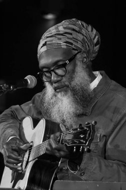 Amerikalı Corey Harris, 10 Kasım 2024 tarihinde İspanya 'nın başkenti Madrid' deki Conde Duque 'da verdiği JAZZMADRID konserinde sahne aldı.