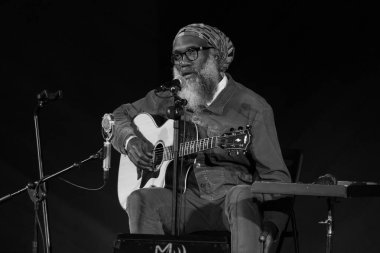 Amerikalı Corey Harris, 10 Kasım 2024 tarihinde İspanya 'nın başkenti Madrid' deki Conde Duque 'da verdiği JAZZMADRID konserinde sahne aldı.