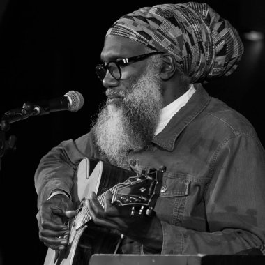 Amerikalı Corey Harris, 10 Kasım 2024 tarihinde İspanya 'nın başkenti Madrid' deki Conde Duque 'da verdiği JAZZMADRID konserinde sahne aldı.