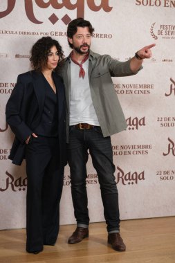  Aktris Mina El Hammani ve aktör Alvaro Morte 11 Kasım 2024 tarihinde İspanya 'nın Madrid kentinde bulunan URSO Hotel' deki 'Raqa' fotoğraf çekimine katıldılar.. 