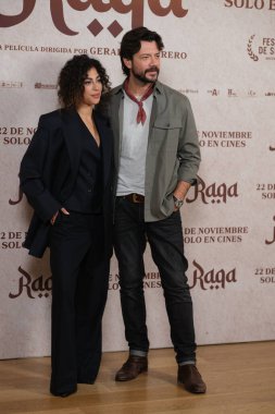  Aktris Mina El Hammani ve aktör Alvaro Morte 11 Kasım 2024 tarihinde İspanya 'nın Madrid kentinde bulunan URSO Hotel' deki 'Raqa' fotoğraf çekimine katıldılar.. 