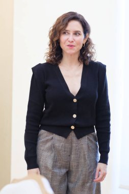 Madrid Topluluğu Başkanı Isabel Diaz Ayuso, 12 Kasım 2024 tarihinde İspanya 'nın Madrid şehrinde Real Casa de Correos' ta Airbus 'un başkanıyla yaptığı toplantı sırasında,. 
