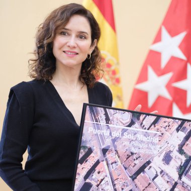 Madrid Topluluğu Başkanı Isabel Diaz Ayuso, 12 Kasım 2024 tarihinde İspanya 'nın Madrid şehrinde Real Casa de Correos' ta Airbus 'un başkanıyla yaptığı toplantı sırasında,. 