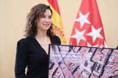 Madrid Topluluğu Başkanı Isabel Diaz Ayuso, 12 Kasım 2024 tarihinde İspanya 'nın Madrid şehrinde Real Casa de Correos' ta Airbus 'un başkanıyla yaptığı toplantı sırasında,. 