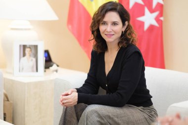 Madrid Topluluğu Başkanı Isabel Diaz Ayuso, 12 Kasım 2024 tarihinde İspanya 'nın Madrid şehrinde Real Casa de Correos' ta Airbus 'un başkanıyla yaptığı toplantı sırasında,. 