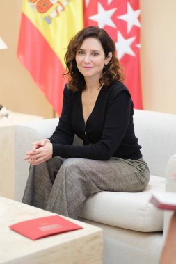 Madrid Topluluğu Başkanı Isabel Diaz Ayuso, 12 Kasım 2024 tarihinde İspanya 'nın Madrid şehrinde Real Casa de Correos' ta Airbus 'un başkanıyla yaptığı toplantı sırasında,. 