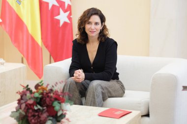 Madrid Topluluğu Başkanı Isabel Diaz Ayuso, 12 Kasım 2024 tarihinde İspanya 'nın Madrid şehrinde Real Casa de Correos' ta Airbus 'un başkanıyla yaptığı toplantı sırasında,. 