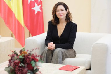 Madrid Topluluğu Başkanı Isabel Diaz Ayuso, 12 Kasım 2024 tarihinde İspanya 'nın Madrid şehrinde Real Casa de Correos' ta Airbus 'un başkanıyla yaptığı toplantı sırasında,. 