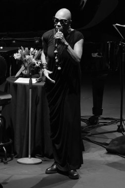 American Dee Dee Bridgewater, 11 Kasım 2024 tarihinde İspanya 'nın başkenti Madrid' deki Conde Duque 'da düzenlenen JAZZMADRID konserinde sahne aldı.