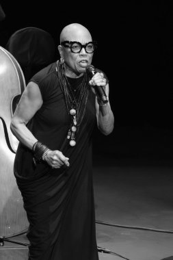 American Dee Dee Bridgewater, 11 Kasım 2024 tarihinde İspanya 'nın başkenti Madrid' deki Conde Duque 'da düzenlenen JAZZMADRID konserinde sahne aldı.
