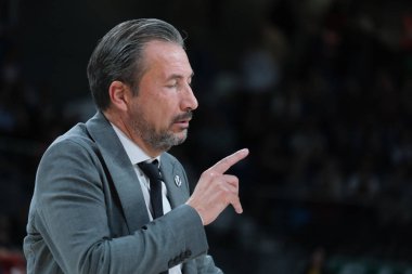 Virtus Segafredo Bologna 'dan Luca Banchi 12 Kasım 2024 tarihinde İspanya' nın başkenti Madrid 'de oynanan ve Real Madrid ile Bologna arasında oynanan 9.