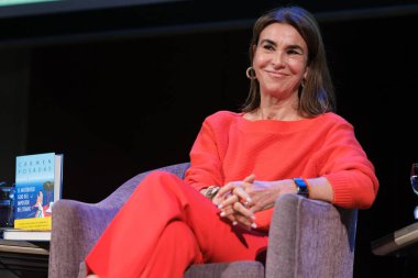 Yazar Carmen Posadas, 13 Kasım 2024 'te İspanya' nın Madrid bölgesindeki Titanik sahtekarının gizemli vakası kitabının tanıtımı sırasında