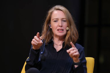 İngiliz yazar Paula Hawkins, 14 Kasım 2024 tarihinde İspanya 'nın Madrid kentindeki Telefnica Vakfı' nda 