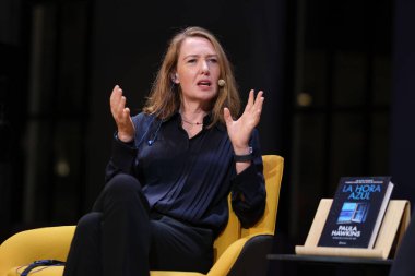 İngiliz yazar Paula Hawkins, 14 Kasım 2024 tarihinde İspanya 'nın Madrid kentindeki Telefnica Vakfı' nda 