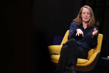 İngiliz yazar Paula Hawkins, 14 Kasım 2024 tarihinde İspanya 'nın Madrid kentindeki Telefnica Vakfı' nda 