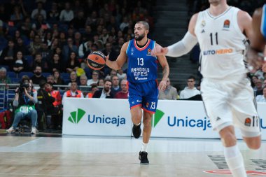 Anadolu Efes takımından Darius Thompson 15 Kasım 2024 tarihinde Madrid 'de Real Madrid ile Anadolu Efes arasında oynanan EuroLeague basketbol maçında