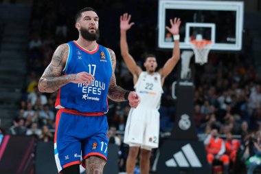 Anadolu Efes takımından Vincent Poirier, 15 Kasım 2024 tarihinde Madrid 'de Real Madrid ile Anadolu Efes arasında oynanan EuroLeague maçında İspanya' nın Wizink kentinde oynamıştı.