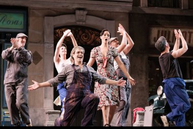 Şarkıcılar 16 Kasım 2024 'te İspanya' nın Madrid kentindeki Zarzuela Tiyatrosu 'nda sahnelenen LA DEL MANOJO DE ROSAS operasının temsili sırasında konser verirler..